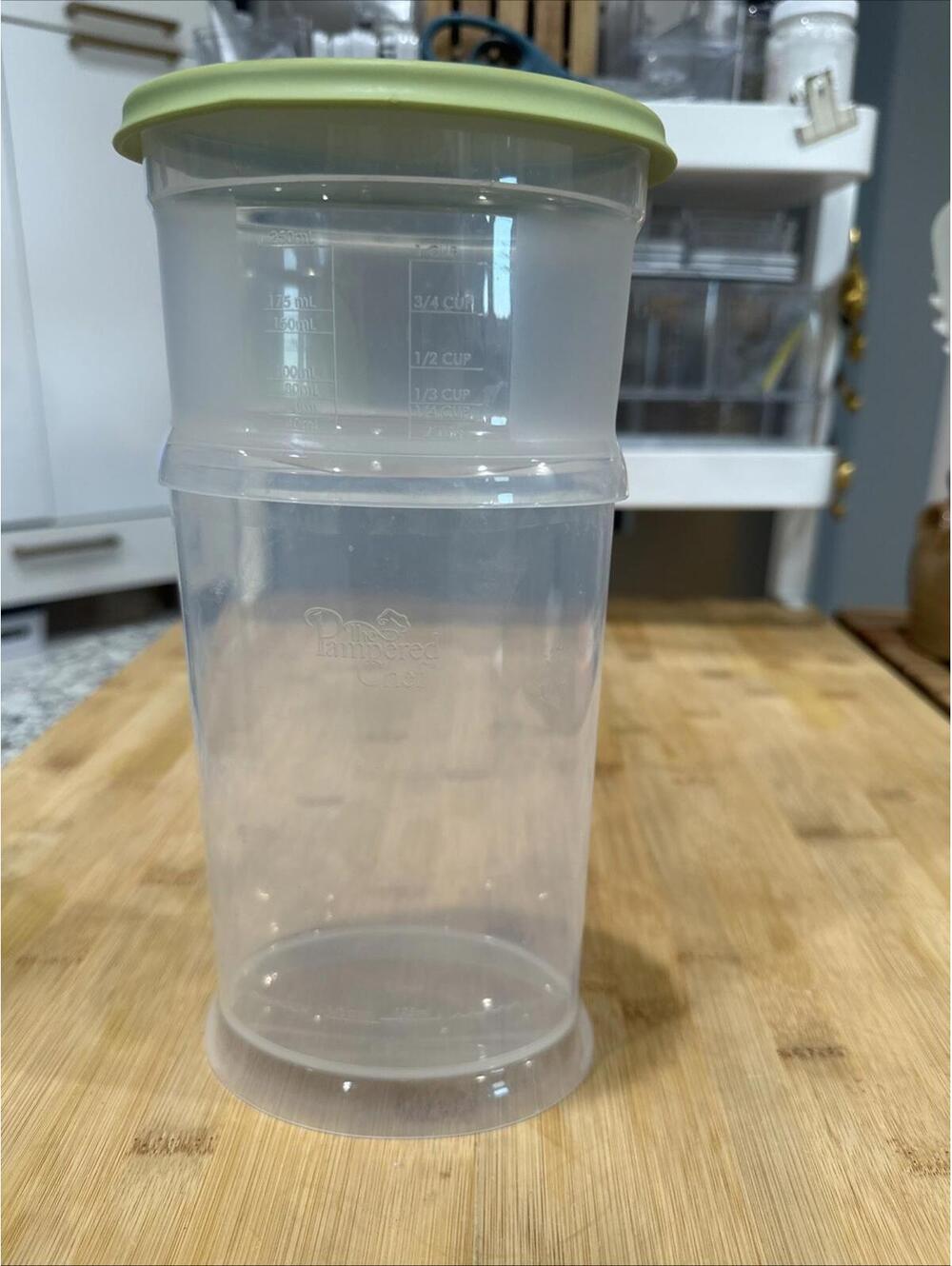 The Pampered Chef  Herb Keeper Measuring Cup Storage With Lid #1787 Asparagus